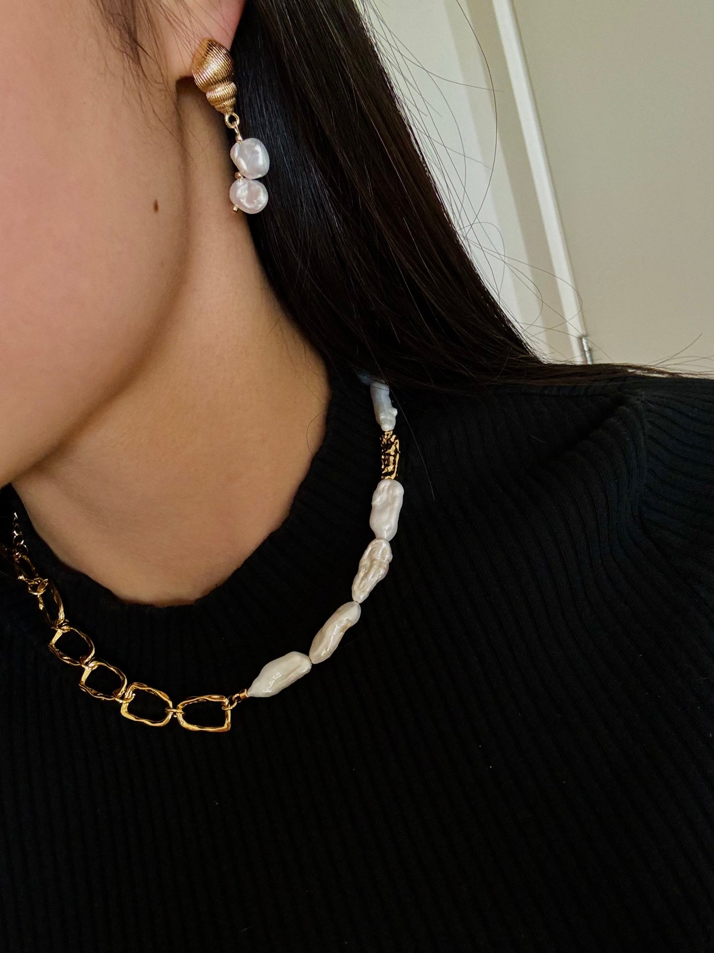 Chic Baroque Pearl Necklace