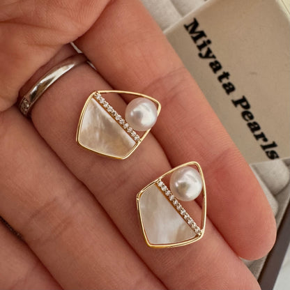 Stud pearl earrings