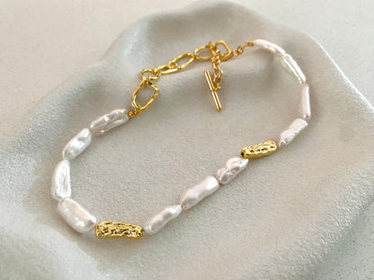Chic Baroque Pearl Necklace