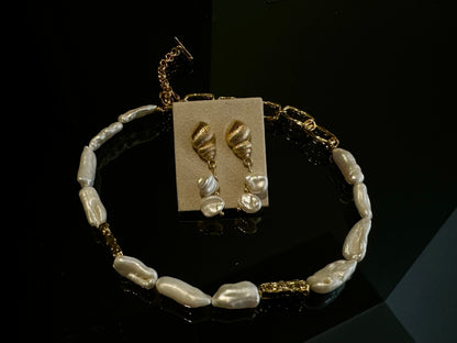Chic Baroque Pearl Necklace