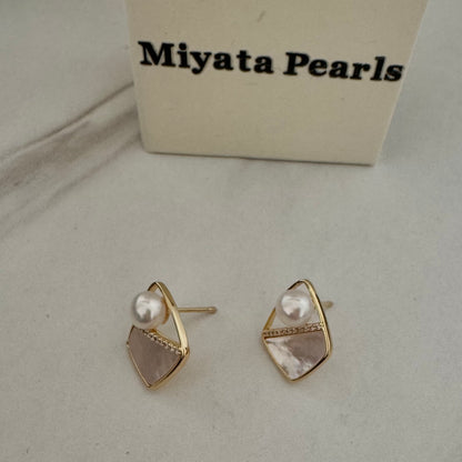 Stud pearl earrings