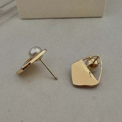 Stud pearl earrings