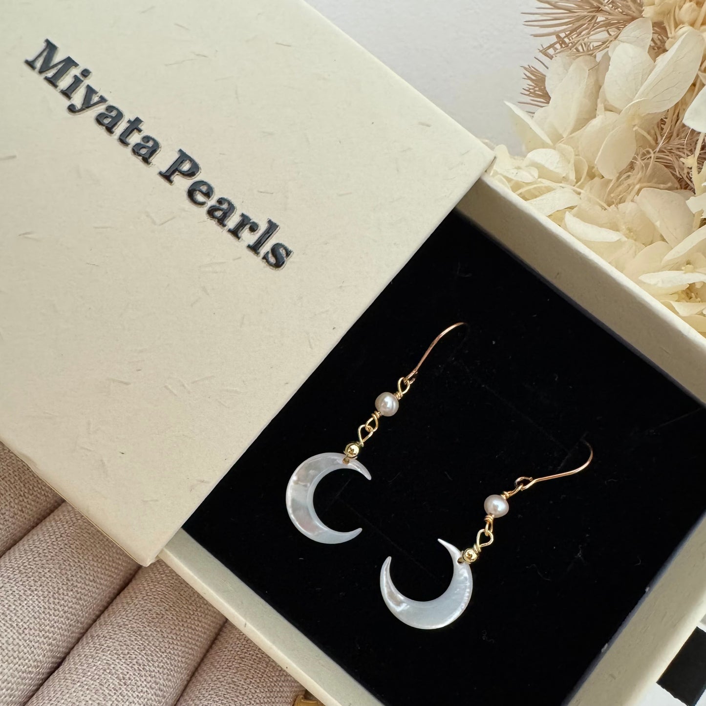 Shell moon with pearl drop earrings