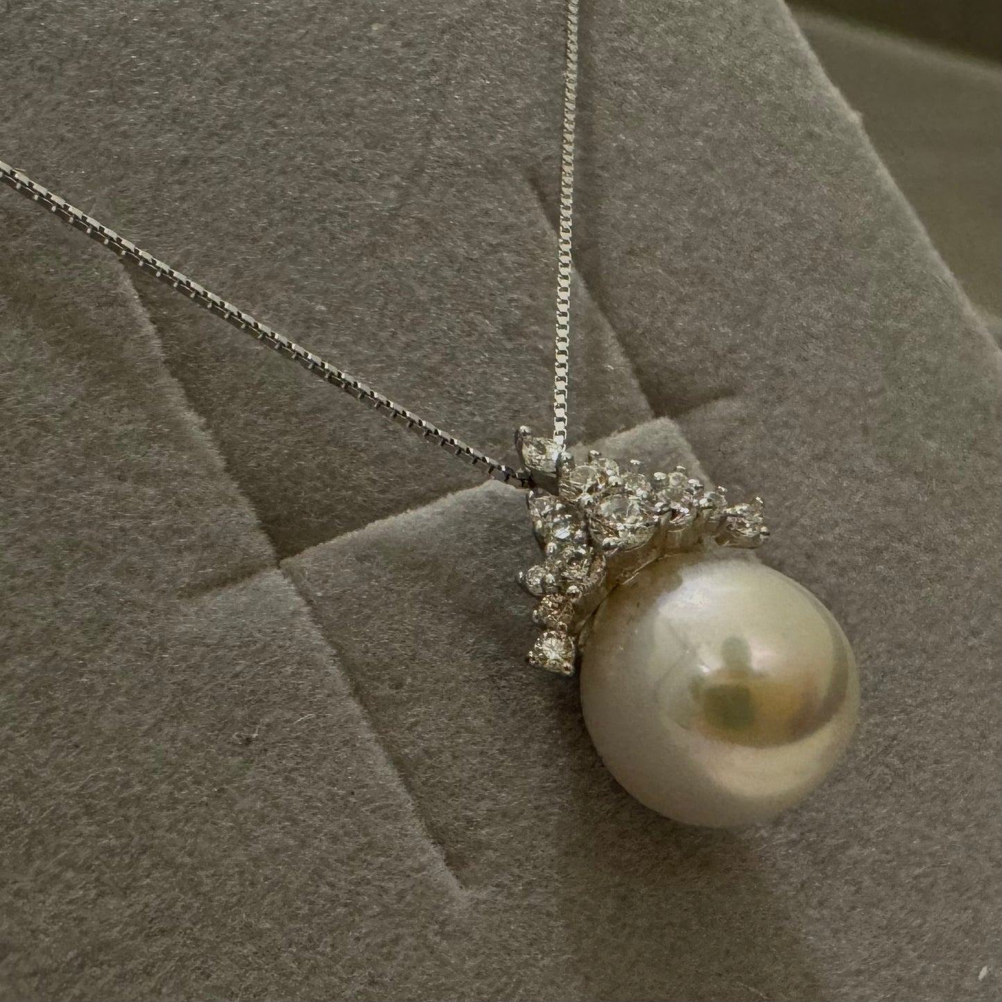 Bridal pearl pendant necklace