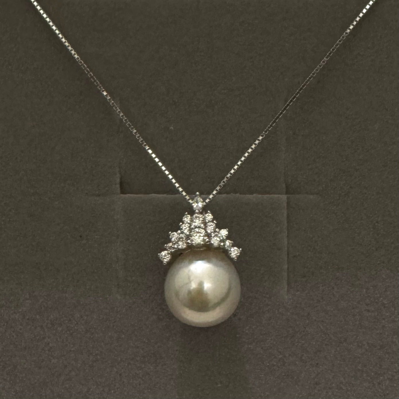 Bridal pearl pendant necklace