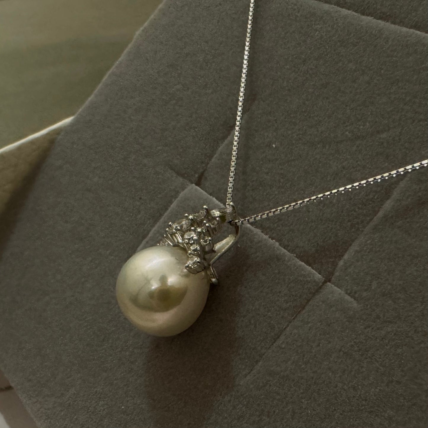 Bridal pearl pendant necklace
