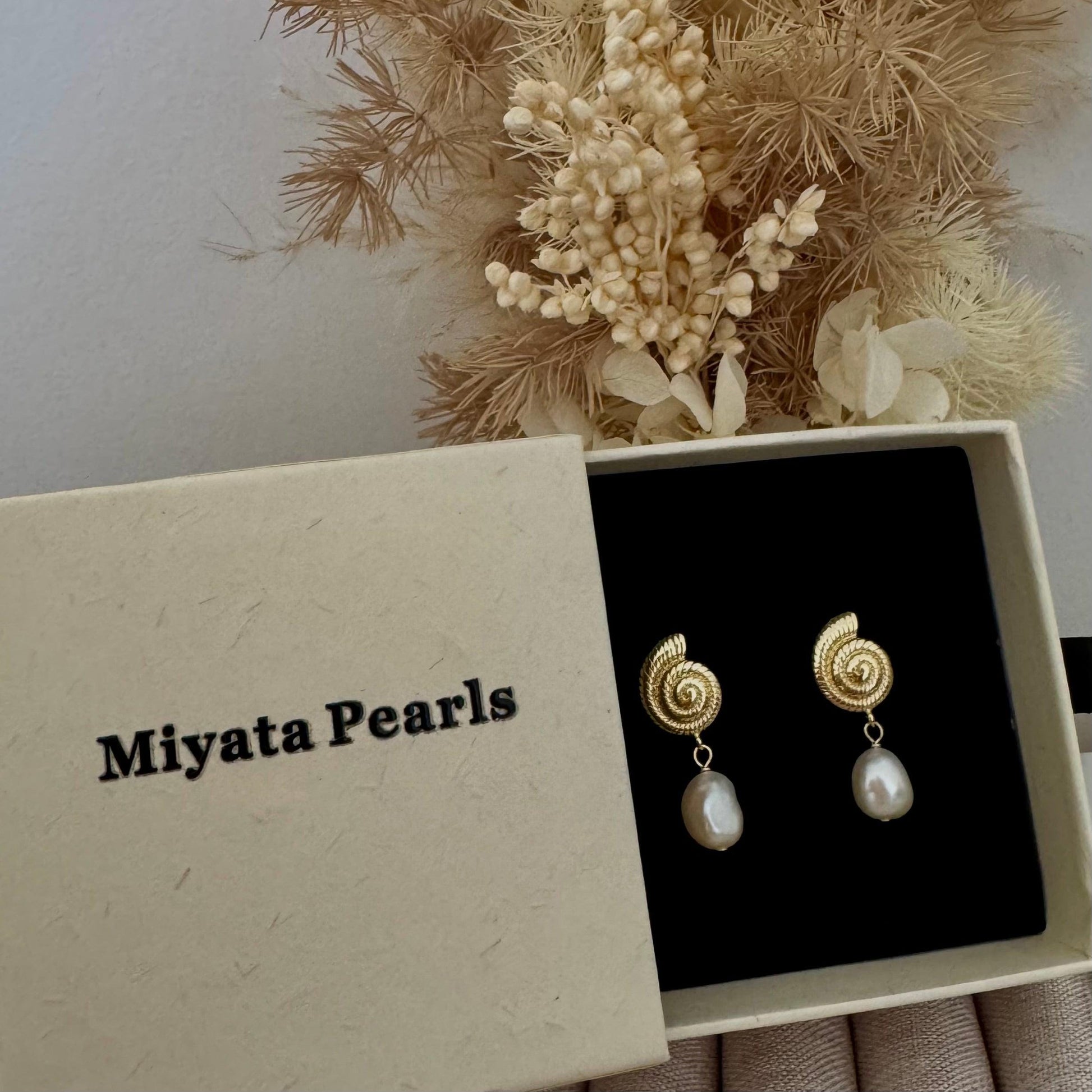 Gold Shell dangle earrings
