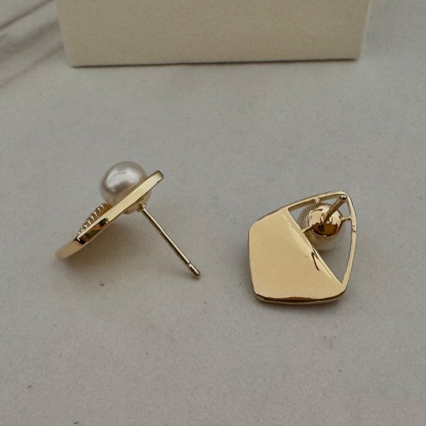 Stud pearl earrings