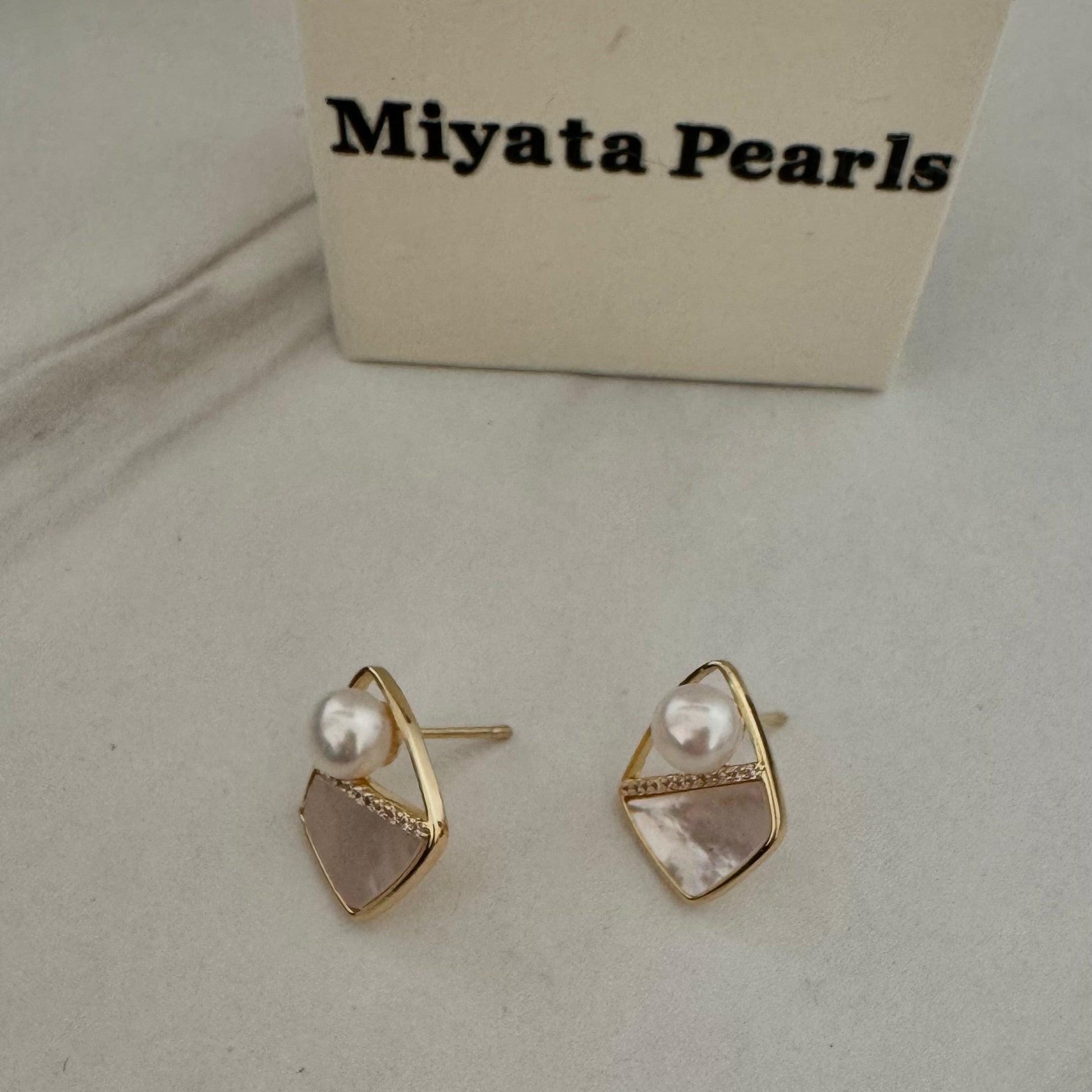 Stud pearl earrings