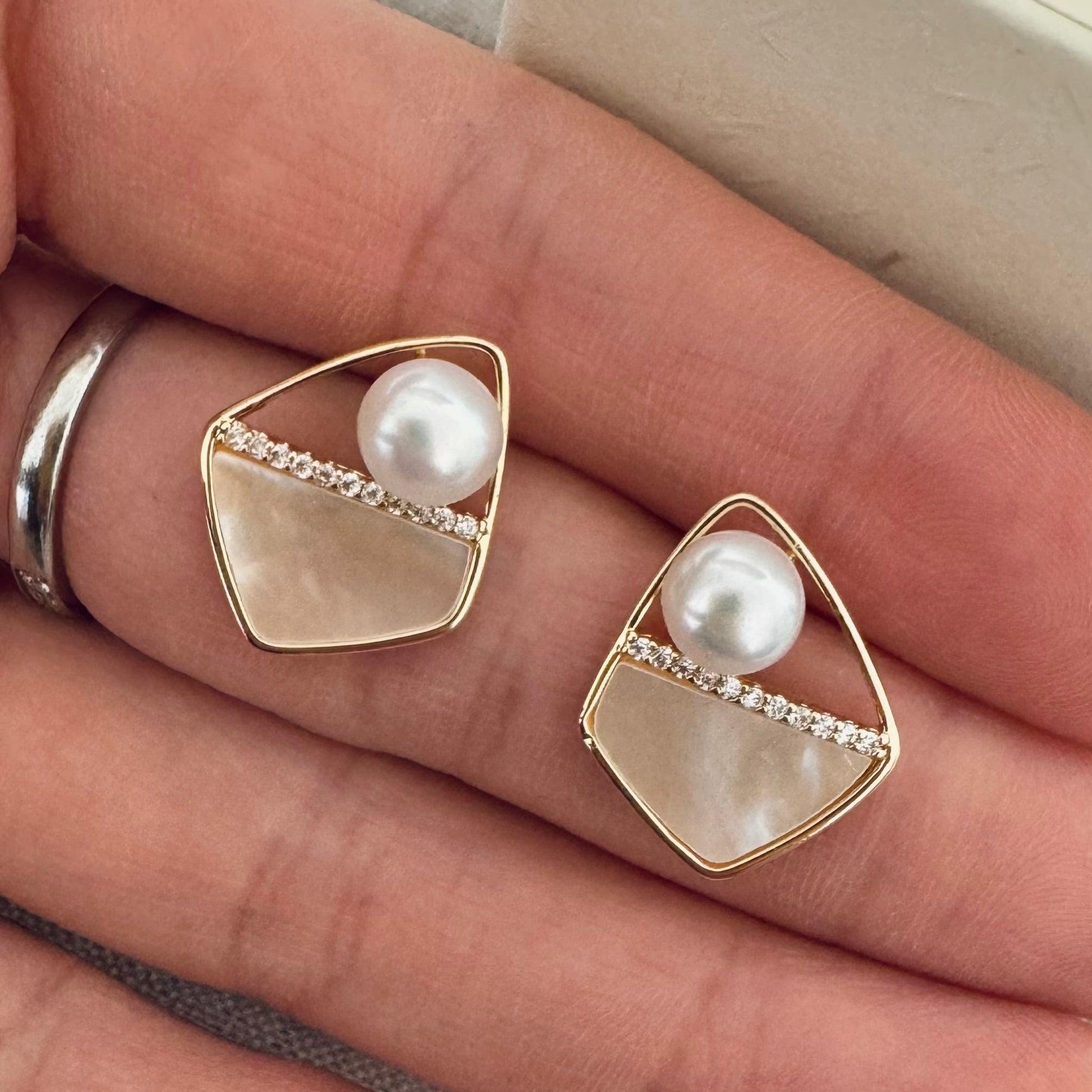 Stud pearl earrings