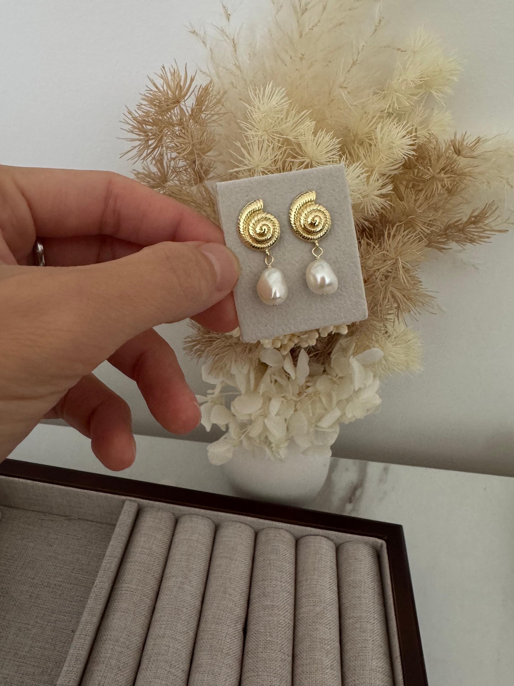 Gold Shell dangle earrings