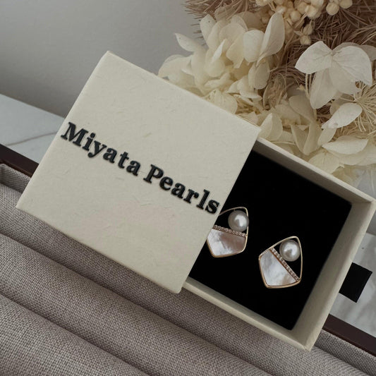 Stud pearl earrings