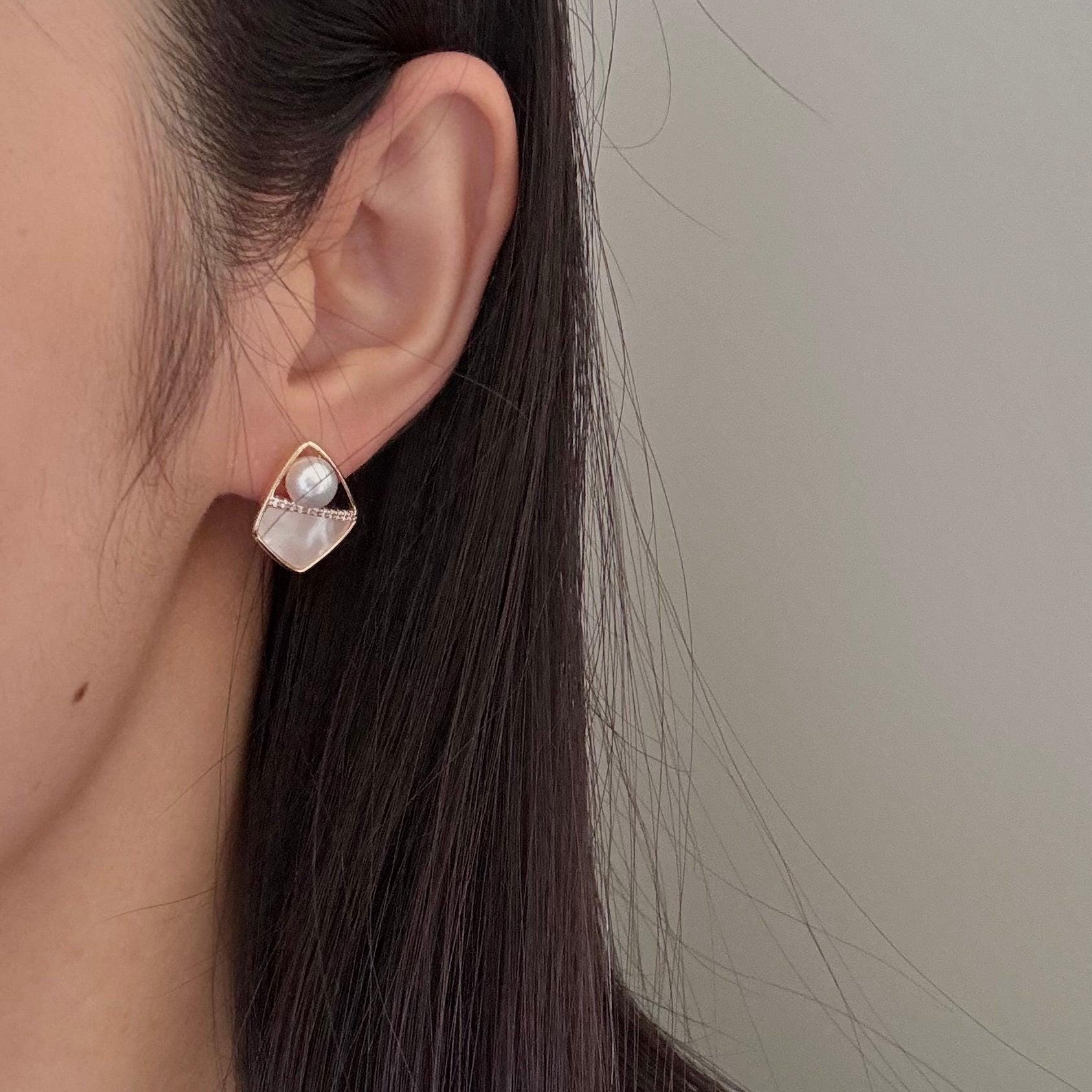 Stud pearl earrings