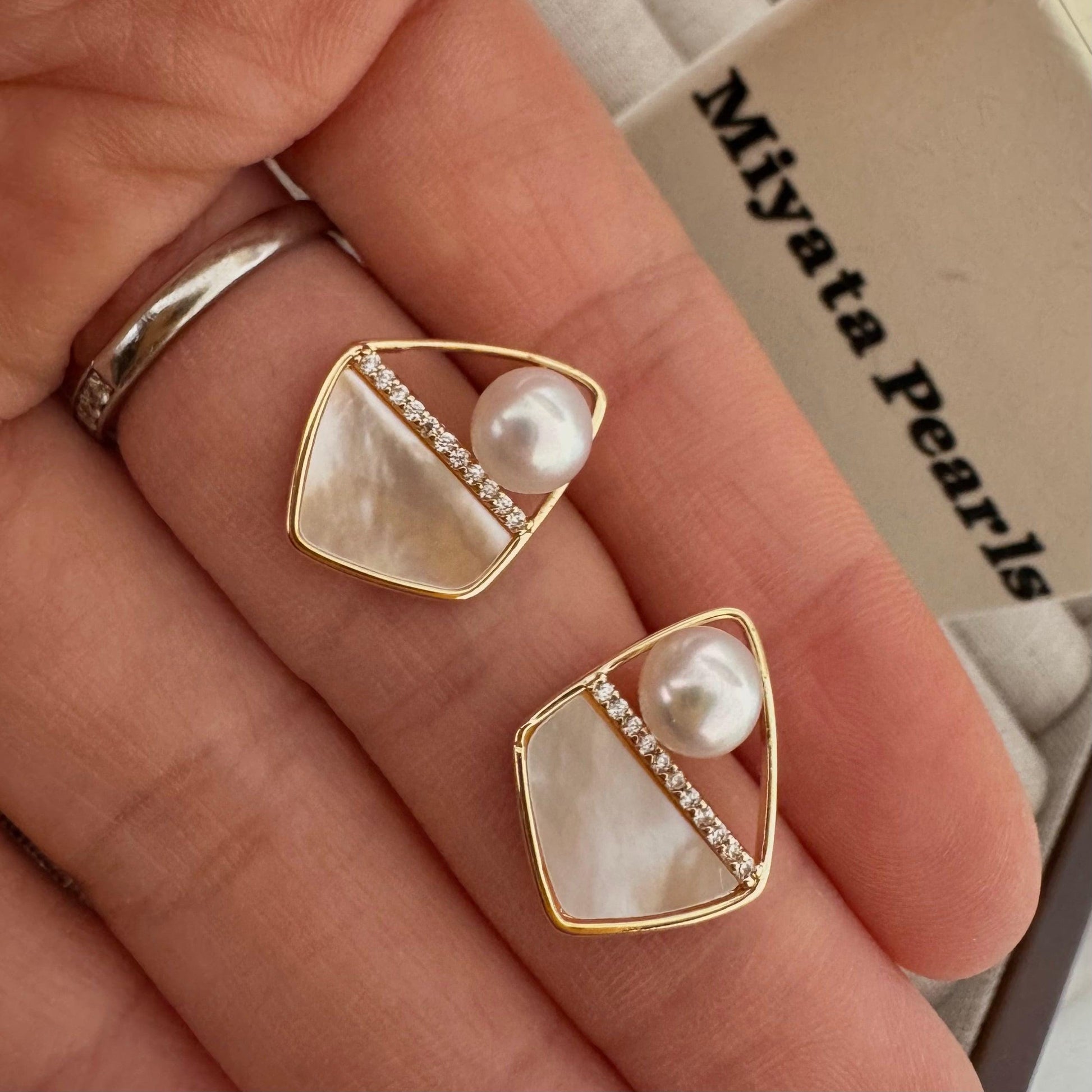 Stud pearl earrings