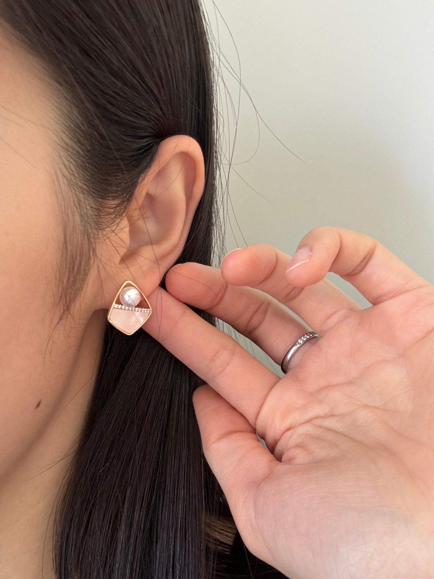 Stud pearl earrings