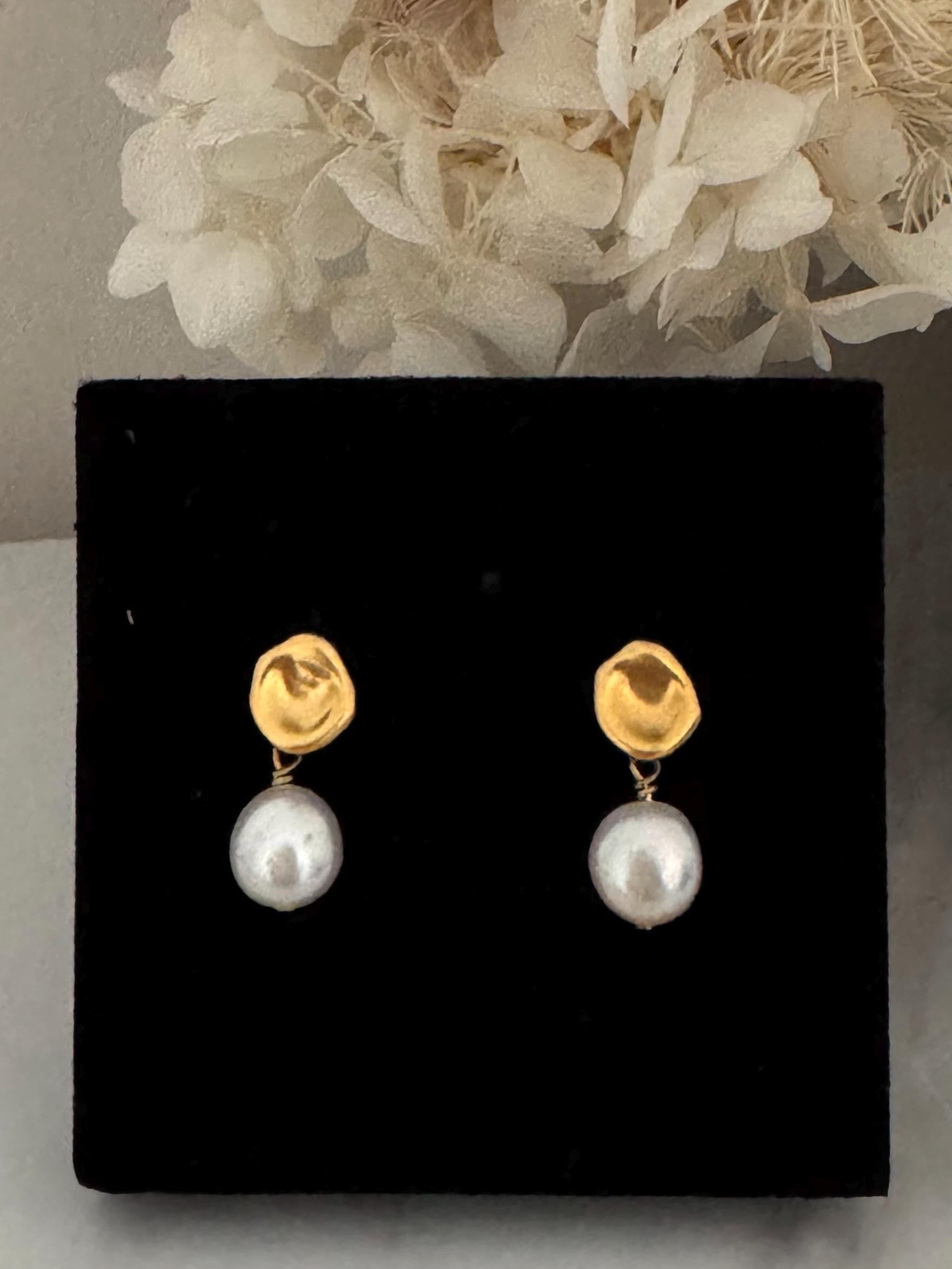 Dainty Pearl Dangle Earrings, Baroque freshwater pearls, Gold earrings, Minimalist jewellery, Birthday, Valentine's day gift, gift for her