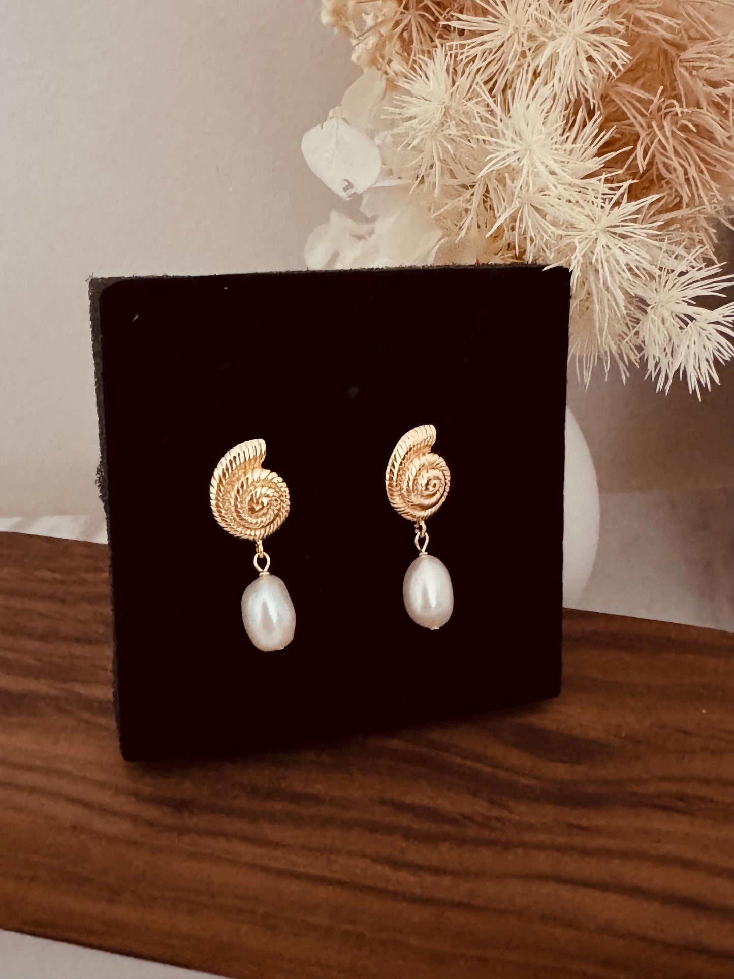 Gold Shell dangle earrings