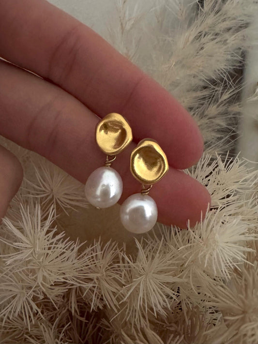 Dainty Pearl Dangle Earrings, Baroque freshwater pearls, Gold earrings, Minimalist jewellery, Birthday, Valentine's day gift, gift for her