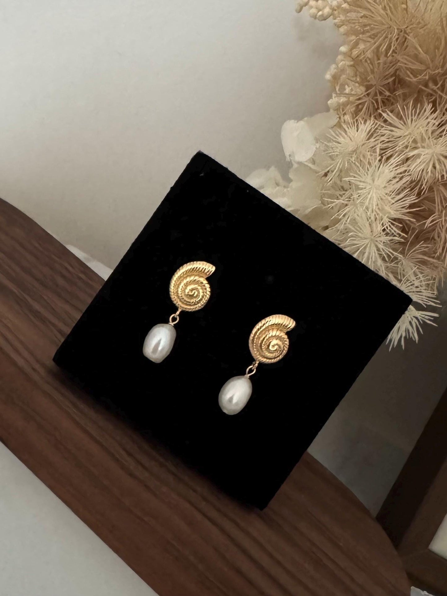 Gold Shell dangle earrings